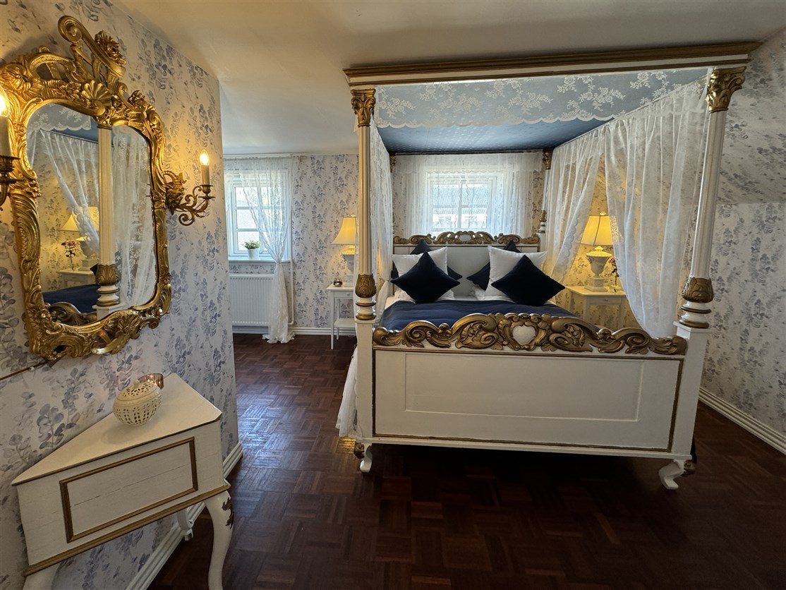 <center><a href="https://roldglkro.dk/DE/UNTERKUNFT/Luxussuite.aspx"><b>LUXUSSUITE</b>
Erfahren Sie mehr über die wunderschöne Luxussuite</a></center>