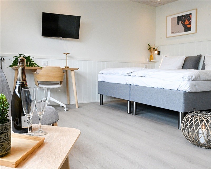 <center><a href="https://roldglkro.dk/DE/UNTERKUNFT/Zimmer%20mit%20Terrasse.aspx"><b>ZIMMER</b>
Erfahren Sie mehr über unsere Zimmer im Erdgeschoss</a></center>